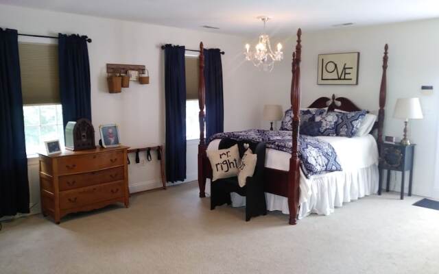 Marvel's on the Creek