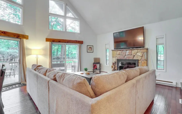 Deck, Fire Pit & Pool Access: Pennsylvania Home!