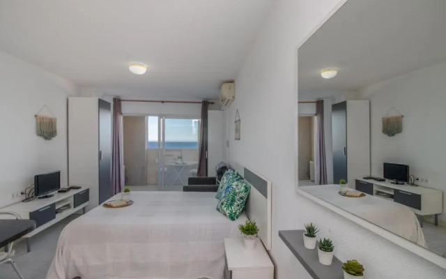 1810- Estudio agradable delante del mar