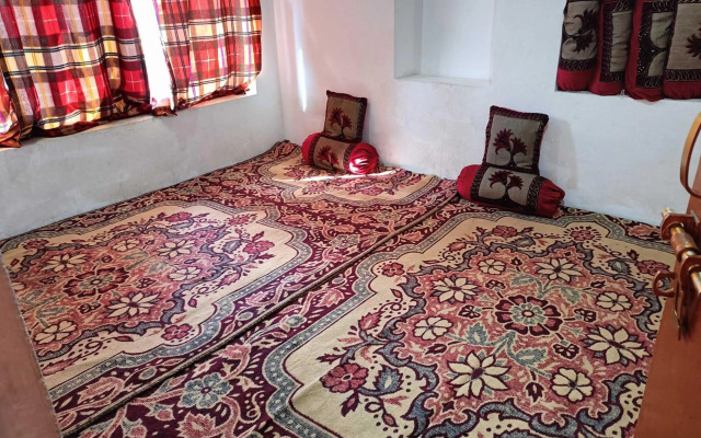 POP 92607 Rohi Homestay