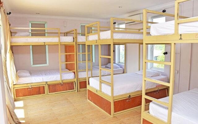 Mad Monkey Hostel Kampot