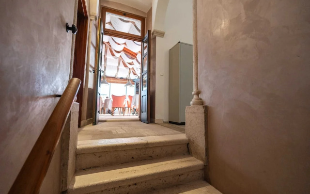 Two Stars Two Beds Downtown Apartment