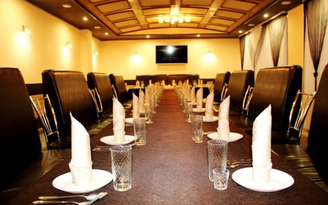 Oasis Hotel - Hostel