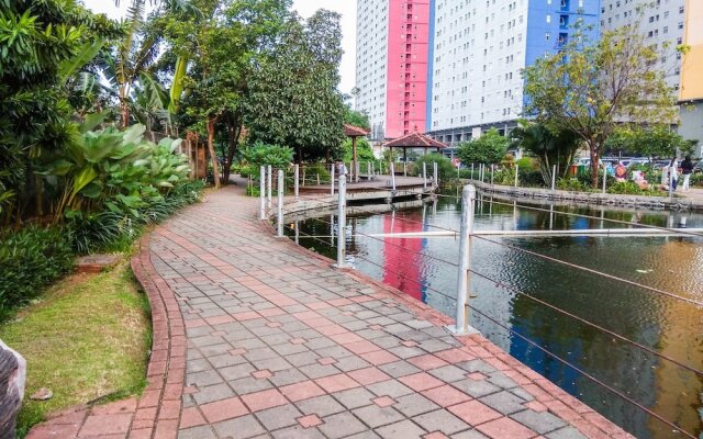 Homey 1BR with Spacious Living Room and Sofa Bed Green Pramuka Apartment