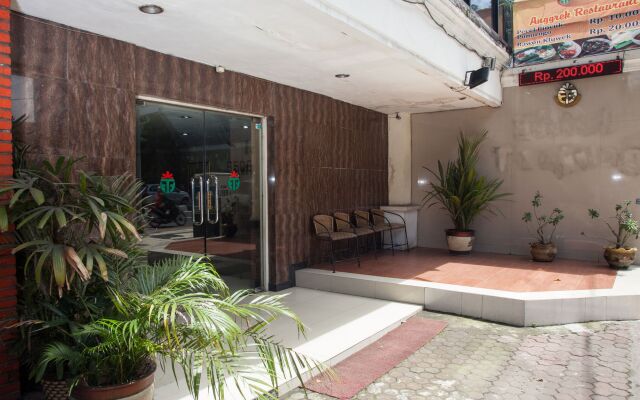 RedDoorz Near Tunjungan Plaza