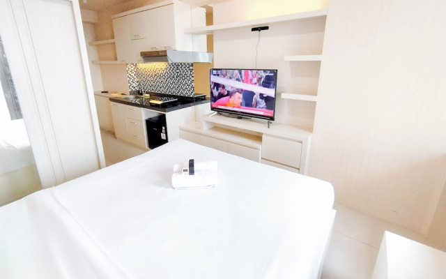 Studio Minimalist Connect to Pakuwon Mall at Tanglin Supermall Mansion Apartment – Guest Rooms – Surabaya