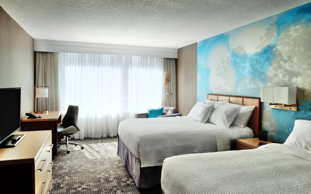 Courtyard by Marriott Downtown Toronto - Image 2