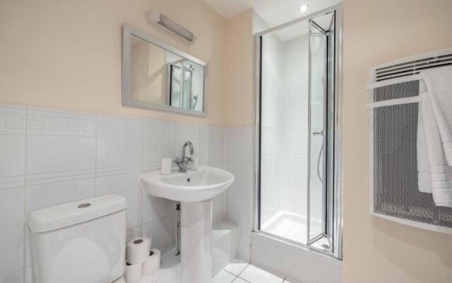 Cosy 2 Bed 2 Bath Central Windsor & Parking