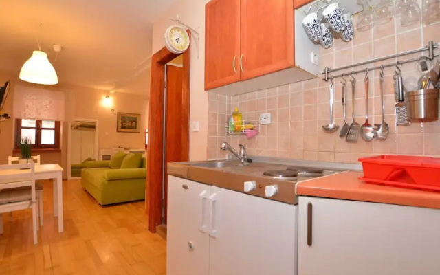 Simple and Sunny Studio Apartment