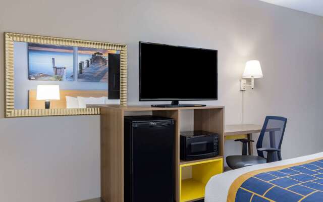 Days Inn & Suites by Wyndham Savannah Midtown