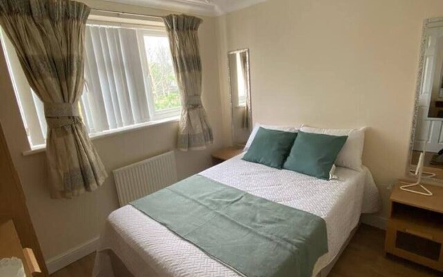 Charming 6-bed House in Reading With Parking