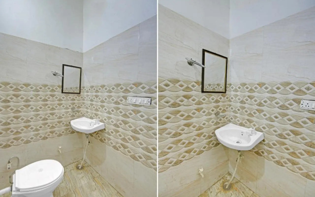 OYO 82775 Radhe Hotel