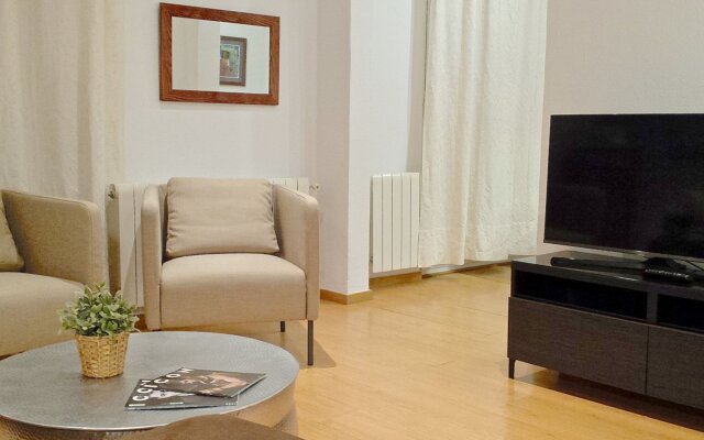 Smart 3BR balconies in historical Gothic - MACCA