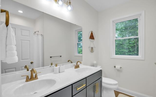 Woodhaven: Your Serene Countryside Escape 5 Bedroom Farmhouse by RedAwning