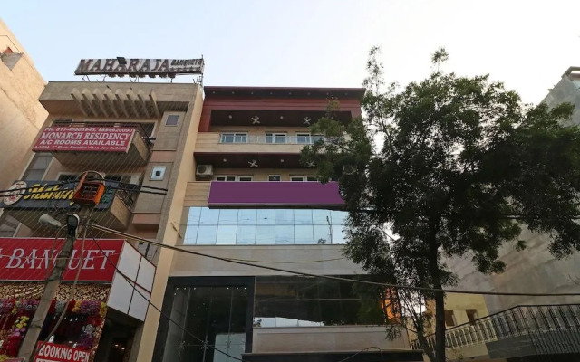 OYO 11611 Royal Palace Inn