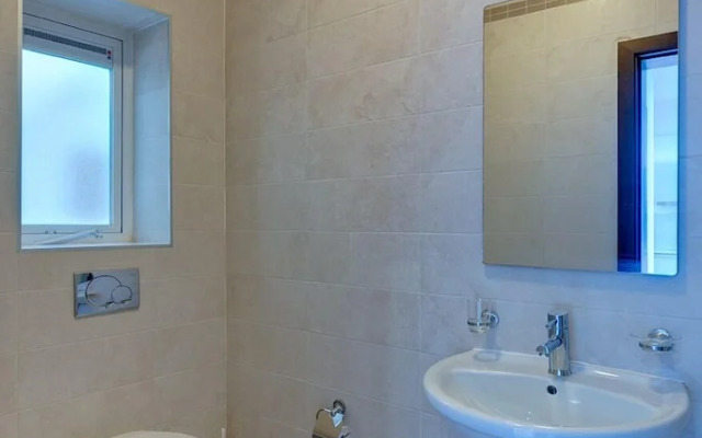 Seaview 3BR Apart inc Pool, Fort Cambridge Sliema