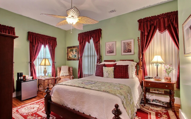 Green Palm Inn