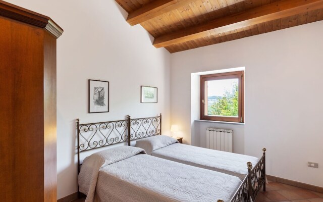 Delightful Villa in Varano with Fireplace