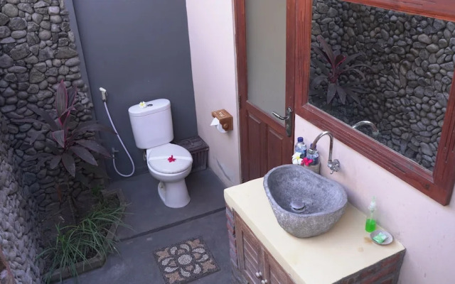 Made Taro Menjangan Homestay