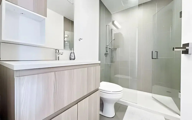 Gorgeous Condo By the Lake W/Parking