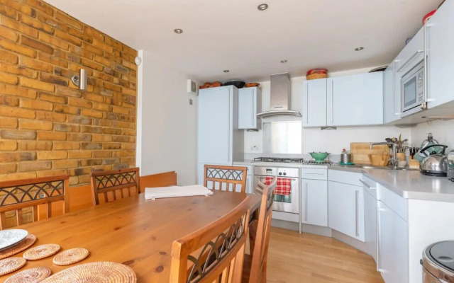 Spacious 2 Bedroom Apartment in Converted Warehouse in Brixton