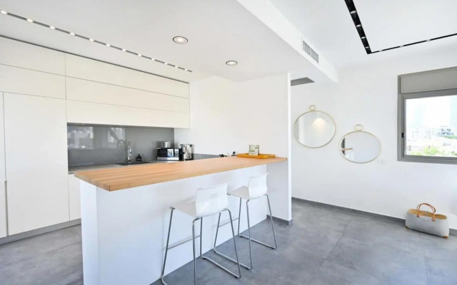 Sunny 3BR Penthouse near the Beach by HolyGuest