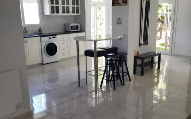 Villa Neyla Four bedroom Beach front Coral Bay