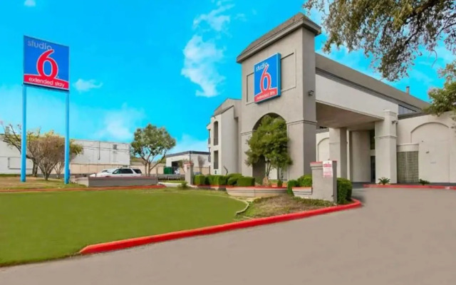 Studio 6 San Antonio, TX - Airport