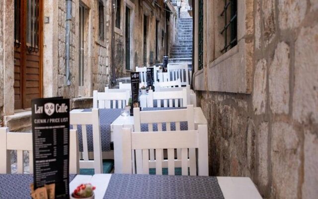 Lav Hostel & Café