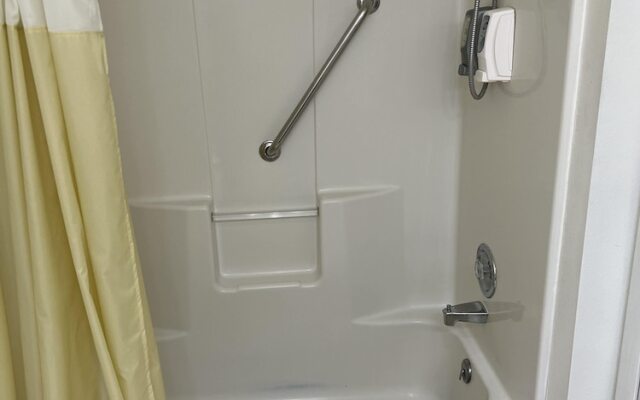 Days Inn by Wyndham Lake Point