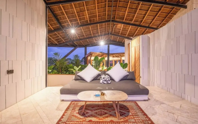 Stunning 2-br Penthouse With View, 800m to Beach