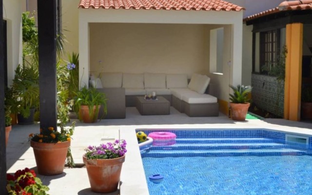 Sleeps22-garden-hottub-pool-barbecue-jacuzzi