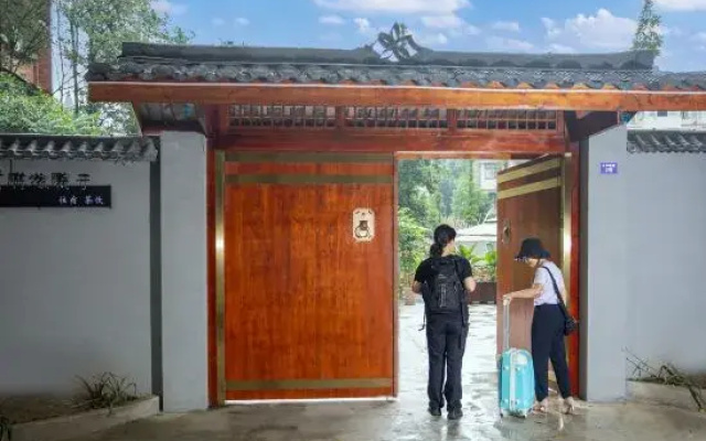 Family Courtyard Homestay