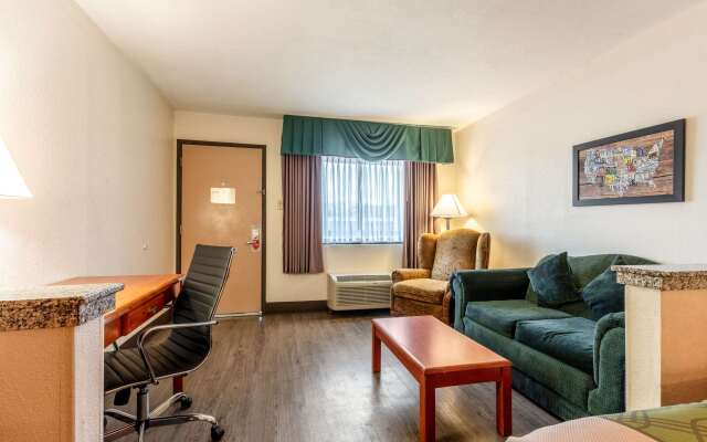 Econo Lodge Inn & Suites Memphis East