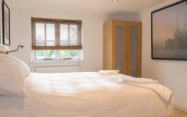 Stylist Split Level 2 Bed With Parking