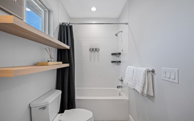 Luxury Tampa Home w/ Pool, Jacuzzi & Amenities