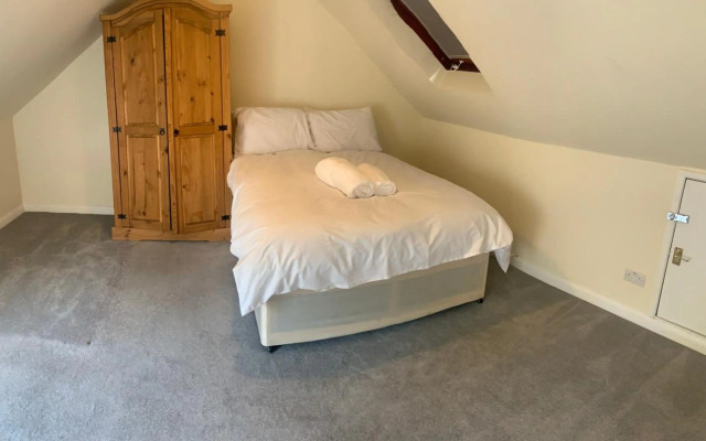 Beautiful 6 Bedroom with spacious Lounge & Rooms Free parking