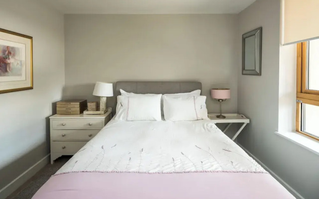 Shiny &amp; Comfy stay with Underground links nearby!
