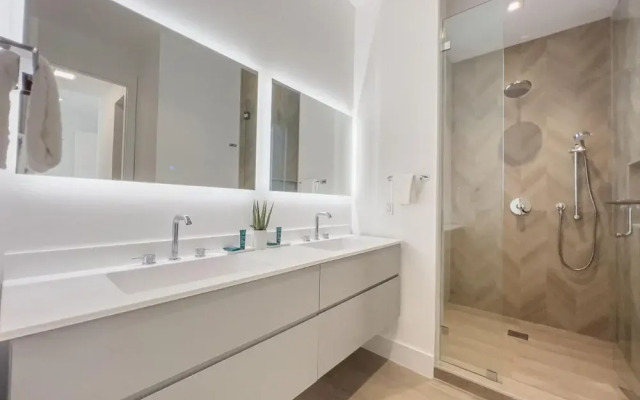 The Modernista 2 - Large Townhome With Pool