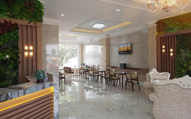 River Hotel