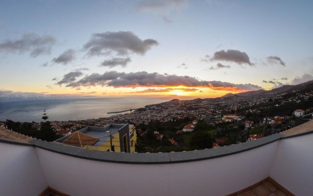 House With 3 Bedrooms in Funchal, With Wonderful sea View, Private Poo