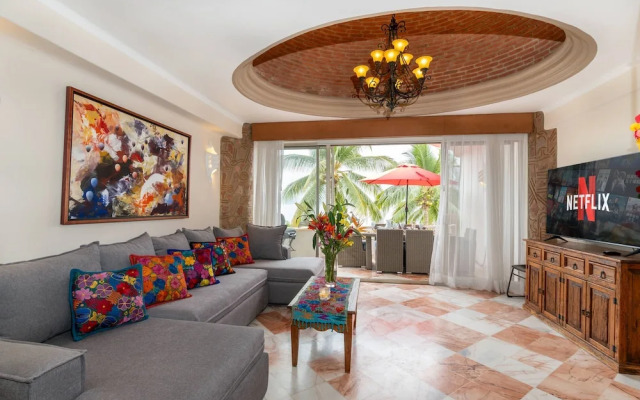 Ocean Front Penthouse Pool Sleeps 8 People