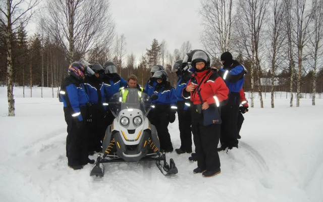 Isokenkäisten Klubi, Wilderness lodge