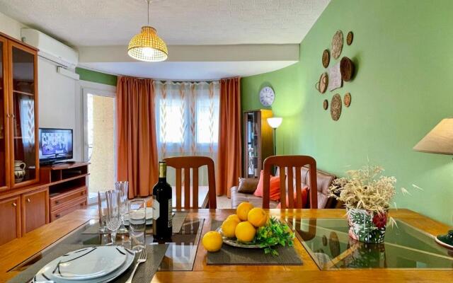 CANARIO Céntrico y a solo 50 metros de la playa