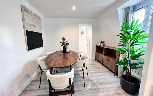 Copernic Right Luminous 2BR Apartment in Paris