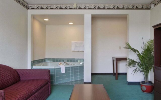 Days Inn by Wyndham Roanoke Civic Center