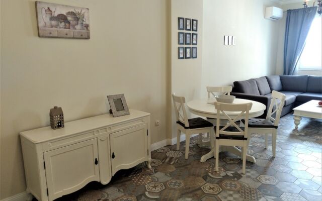 Baratero City Corner Apartment