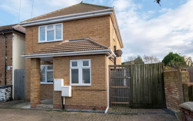 3 Bedroom House with Parking in Windsor
