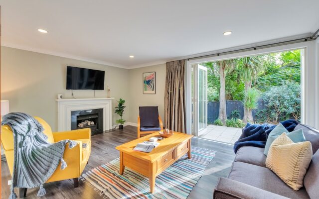 Castor Bay Home near Albany Sleeps 9