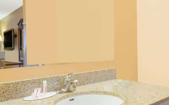 Super 8 by Wyndham Talladega AL